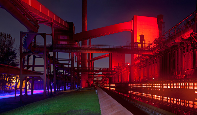 Die Lichtinstallation 'Monochromatic red and blue' wurde 1999 von Speirs und Major geschaffen
